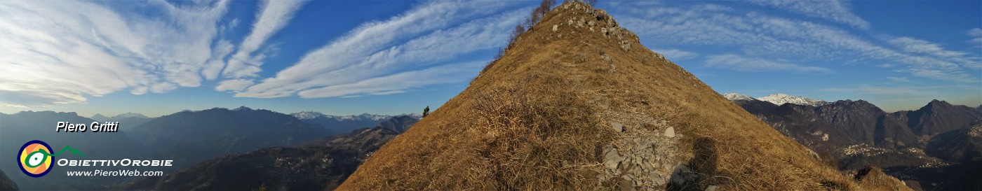 35 Monte Gioco, a sx Val Brembana, a dx Val Serina.jpg